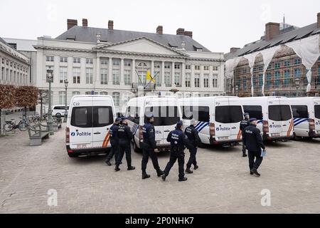 Bruxelles, 03 marzo 2023. L'immagine mostra la polizia in una riunione del consiglio del Ministro del governo fiammingo presso gli uffici del Ministro-Presidente, a Bruxelles, venerdì 03 marzo 2023. FOTO DI BELGA JAMES ARTHUR GEKIERE Foto Stock