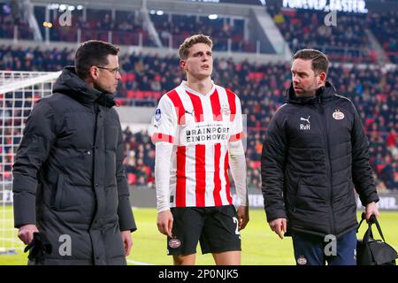 02-03-2023: Sport: PSV contro Ado (KNVB Cup) EINDHOVEN, PAESI BASSI - MARZO 2: Guus Til (PSV) sta lasciando il campo con un infortunio durante la partita KNVB BE Foto Stock