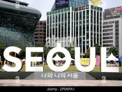 Seul, Corea del Sud - 2019 maggio: Cartello 'i Seoul U' con il paesaggio urbano sullo sfondo nella piazza del Municipio di Seul Foto Stock
