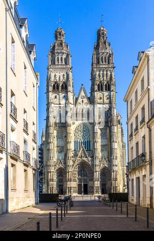 Facciata ovest del 13 ° secolo 16th francese rinascimentale stile cattedrale di Saint Gatien, Tours, Indre-et-Loire, Francia. Foto Stock