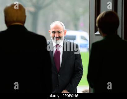 Berlino, Germania. 03rd Mar, 2023. Il presidente tedesco Frank-Walter Steinmeier (l) e sua moglie Elke Büdenbender (r) ricevono Nikol Pashinyan, primo ministro dell'Armenia, al Palazzo Bellevue. Credit: Bernd von Jutrczenka/dpa/Alamy Live News Foto Stock