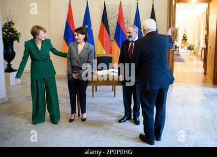 Berlino, Germania. 03rd Mar, 2023. Il presidente tedesco Frank-Walter Steinmeier (r) e sua moglie Elke Büdenbender (l) ricevono Nikol Pashinyan, primo ministro dell'Armenia, e sua moglie Anna Hakobyan al Palazzo Bellevue. Credit: Bernd von Jutrczenka/dpa/Alamy Live News Foto Stock