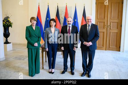 Berlino, Germania. 03rd Mar, 2023. Il presidente tedesco Frank-Walter Steinmeier (r) e sua moglie Elke Büdenbender (l) ricevono Nikol Pashinyan, primo ministro dell'Armenia, e sua moglie Anna Hakobyan al Palazzo Bellevue. Credit: Bernd von Jutrczenka/dpa/Alamy Live News Foto Stock