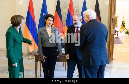 Berlino, Germania. 03rd Mar, 2023. Il presidente tedesco Frank-Walter Steinmeier (r) e sua moglie Elke Büdenbender (l) ricevono Nikol Pashinyan, primo ministro dell'Armenia, e sua moglie Anna Hakobyan al Palazzo Bellevue. Credit: Bernd von Jutrczenka/dpa/Alamy Live News Foto Stock