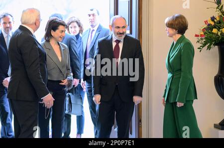 Berlino, Germania. 03rd Mar, 2023. Il presidente tedesco Frank-Walter Steinmeier (l) e sua moglie Elke Büdenbender (r) ricevono Nikol Pashinyan, primo ministro dell'Armenia, e sua moglie Anna Hakobyan al Palazzo Bellevue. Credit: Bernd von Jutrczenka/dpa/Alamy Live News Foto Stock