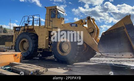 Trasporto della pala gommata di grandi dimensioni al prossimo cantiere minerario, trasporto pesante Foto Stock