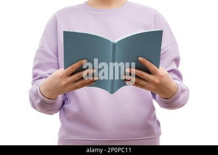 Foto ritagliata di una donna in una felpa oversize di lavanda, con un blocco note in mano. Foto Stock