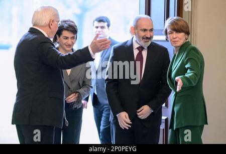 Berlino, Germania. 03rd Mar, 2023. Il presidente tedesco Frank-Walter Steinmeier (l) e sua moglie Elke Büdenbender (r) ricevono Nikol Pashinyan, primo ministro dell'Armenia, e sua moglie Anna Hakobyan al Palazzo Bellevue. Credit: Bernd von Jutrczenka/dpa/Alamy Live News Foto Stock