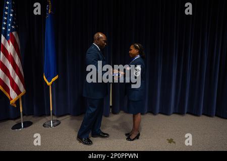 Il generale dell'Adjutant del Nevada, Gen. Ondra L. Berry, presenta l'ex comandante capo del comando dell'Ala dell'ascensore militare del 152nd, Sgt. Angela D. Ash, con una bandiera americana durante la cerimonia di ritiro presso la base della Guardia Nazionale dell'aria del Nevada, 4 febbraio 2023. Foto Stock