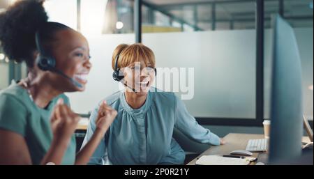 Donna nera, prima celebrazione e successo di telemarketing per la consultazione del call center, il supporto clienti crm e la felicità in ufficio. Donna africana Foto Stock