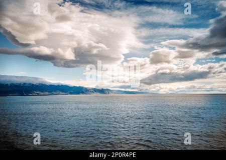 Il maestoso Seascape dell'Islanda | le acque selvagge incontrano i cieli drammatici del paesaggio islandese in continua evoluzione Foto Stock