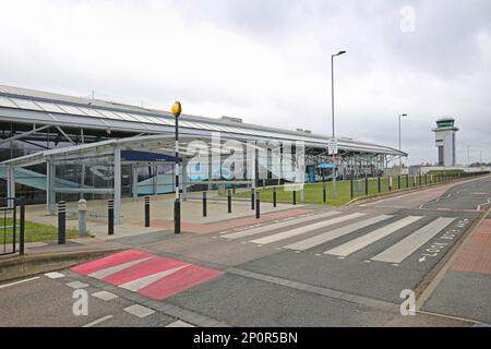 Esterno dell'edificio principale del terminal presso l'aeroporto Southend di Londra, Essex, Regno Unito. L'aeroporto viene visualizzato come diserted. Foto Stock