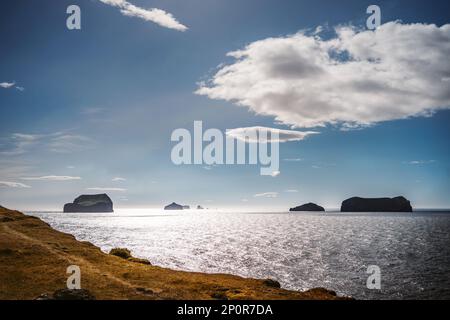 Vestmannaeyjar island beach vista con Surtur isola in background. Islanda paesaggio Foto Stock