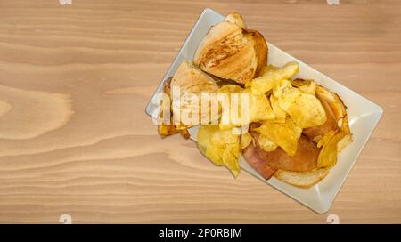 Sandwich di pollo alle uova con pancetta e patatine fritte Foto Stock