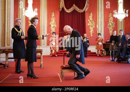 Sir David Nabarro, inviato speciale dell'Organizzazione Mondiale della Sanità per la prevenzione e la risposta di Covid-19, di Ferney-Voltaire, è nominato comandante dell'Ordine di San Michele e San Giorgio dalla Principessa reale a Buckingham Palace. L'onore riconosce i servizi per la salute globale. Data immagine: Venerdì 3 marzo 2023. Foto Stock