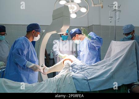 Gibuti, Gibuti. 1st Mar, 2023. Zhao Peng (2nd R) e Zhang Shu (2nd L), membri del 21st° team medico cinese inviato a Gibuti, eseguono un intervento chirurgico all'ospedale generale Peltier di Gibuti, Gibuti, 1 marzo 2023. Il 21st° team medico cinese inviato a Gibuti fornisce servizi medici all'ospedale generale Peltier dal gennaio 2022. Alla fine di febbraio 2023, l'équipe medica aveva fornito 14.658 servizi ambulatoriali, 576 servizi di emergenza e completato 1.168 interventi chirurgici. Credit: Han Xu/Xinhua/Alamy Live News Foto Stock