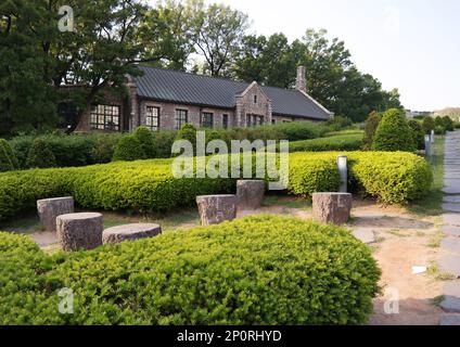 Seoul, Corea del Sud - Maggio 2019: Università Womans di Ewha. Giardino di una vecchia casa Foto Stock