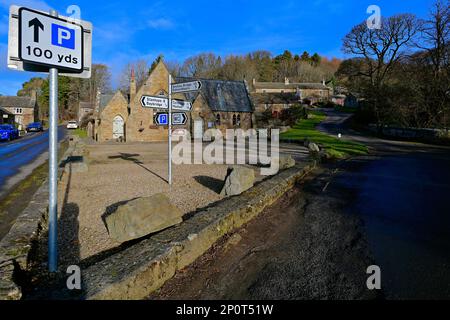 Il centro del villaggio di Blanchland e le sale da tè White Monk con il negozio di articoli da regalo e le indicazioni per la direzione Foto Stock