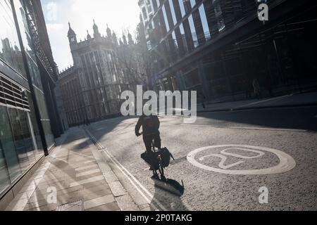 Il 2nd marzo 2023, a Londra, in Inghilterra, un ciclista supera un avvertimento del limite di velocità del 20mph nella City of London, il quartiere finanziario della capitale. Foto Stock