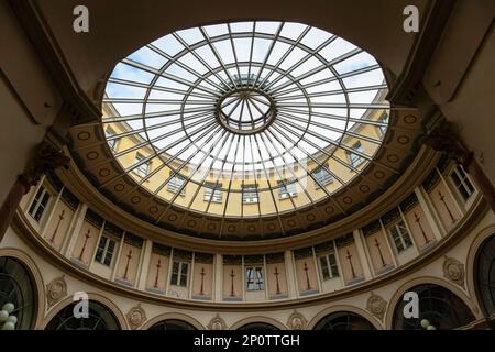 Tetto in vetro a cupola alla Galleria Colbert di Parigi, Francia Foto Stock