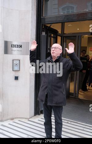 Londra, Regno Unito, 03/03/2023, Ken Bruce lascia la BBC radio 2 per l'ultima volta dopo aver ospitato lo spettacolo di metà mattina per oltre 30 anni. Ken si sposta a Greatest Hits radio e sarà sostituito su radio 2 da Vernon Kay su un Lunedi 15th maggio 2023. Credit Mark Lear / Alamy Live News Foto Stock
