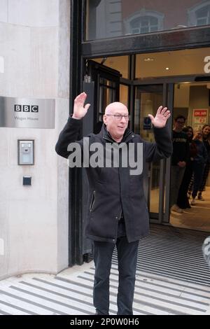 Londra, Regno Unito, 03/03/2023, Ken Bruce lascia la BBC radio 2 per l'ultima volta dopo aver ospitato lo spettacolo di metà mattina per oltre 30 anni. Ken si sposta a Greatest Hits radio e sarà sostituito su radio 2 da Vernon Kay su un Lunedi 15th maggio 2023. Credit Mark Lear / Alamy Live News Foto Stock