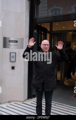 Londra, Regno Unito, 03/03/2023, Ken Bruce lascia la BBC radio 2 per l'ultima volta dopo aver ospitato lo spettacolo di metà mattina per oltre 30 anni. Ken si sposta a Greatest Hits radio e sarà sostituito su radio 2 da Vernon Kay su un Lunedi 15th maggio 2023. Credit Mark Lear / Alamy Live News Foto Stock
