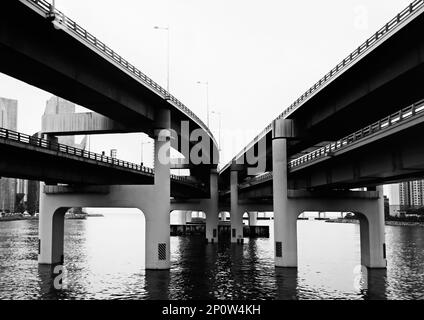 Busan, Corea del Sud - Maggio 2019: Rampe stradali curve e strutture di Busan Bay Foto Stock