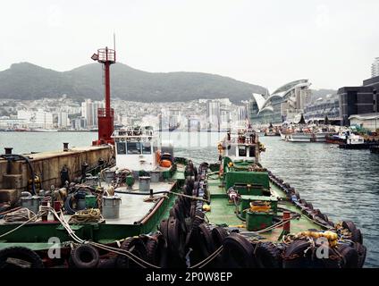 Busan, Corea del Sud - 2019 maggio: Porto di Busan e vecchie barche da pesca e paesaggio urbano e nuvoloso Foto Stock