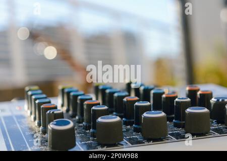 console del mixer audio con sfondo sfocato Foto stock - Alamy