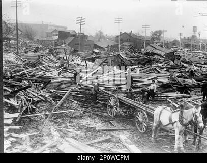 Flood Scenes, Dayton, Ohio, 1913. Edifici in legno collassati. Foto Stock