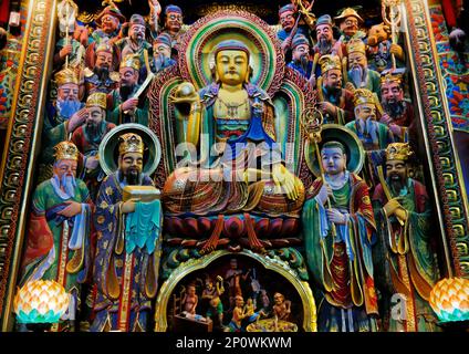 Busan, Corea del Sud - 2019 maggio: Bella statua colorata del Buddha d'oro al tempio di Sangwangsa Foto Stock