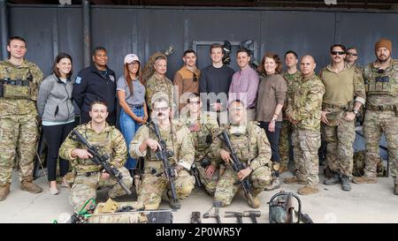 Il Maritime Security Response Team East ospita lo staff del senatore Dan Sullivan presso un centro di formazione nel North Carolina, 12 gennaio 2023. MSRT-East è una forza avanzata addestrata nelle minacce antiterrorismo, chimiche, biologiche, radiologiche, nucleari ed esplosive, nelle procedure di imbarco ad alto rischio per l'applicazione della legge e nella sicurezza marittima. Foto Stock