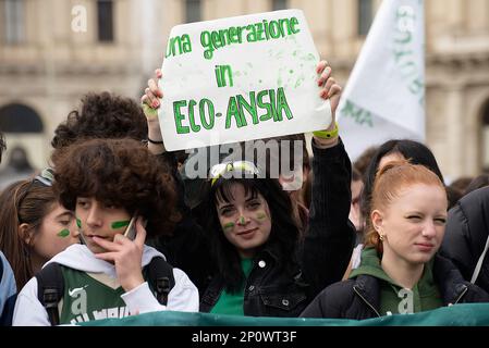Roma, Italia. 03 marzo 2023. Un manifestante tiene un cartello che esprime la sua opinione durante la manifestazione. Gli attivisti del clima hanno tenuto una manifestazione organizzata dal venerdì per il futuro, come parte del Global Climate Strike che ha chiesto un’azione contro il cambiamento climatico. Foto Stock