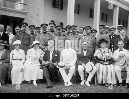 Gruppo al Monte Vernon; prima fila, da sinistra a destra a partire da Donna in cappello bianco e Parasolo scuro: Jane Riggs, Margaret Wilson, Barone Ludovic Moncheur, Robert Lansing, Ambasciatore russo Boris Bakhmetev, Addie Werth Bagley Daniels e Josephus Daniels; seconda fila, da sinistra a destra, a partire da uomo in uniforme militare: Col. Oranovsky, Gen. Lecquercq, maggiore Leon Osterrieth, Brig. Joseph E. Kuhn e Vladimir Roop. Gli altri sono attaccamenti militari o clericali delle due Missioni, 24 giugno 1917. Foto Stock