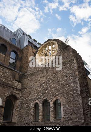 Rovine della Grande Sala medievale di Winchester Palace e la sua Rose Window, Southwark, Londra, Inghilterra, Regno Unito Foto Stock