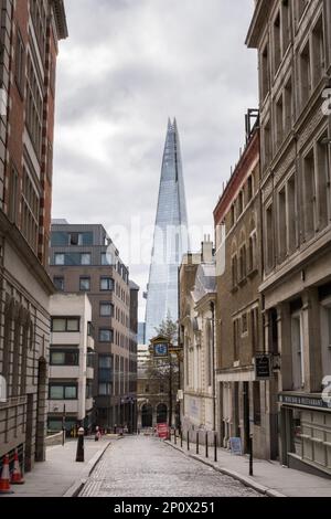 St Mary at Hill Church in Lovat Lane con il grattacielo Shard sullo sfondo, City of London, England, UK Foto Stock