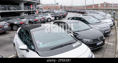 Amburgo, Germania. 03rd Mar, 2023. I veicoli di e-Sharing e di auto-Sharing convenzionali parcheggiano presso l'hub di e-Sharing dell'aeroporto di Amburgo. Credit: Markus Scholz/dpa/Alamy Live News Foto Stock