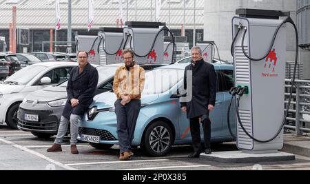 Amburgo, Germania. 03rd Mar, 2023. Henrik Falk (l-r), responsabile di Hochbahn, Anjes Tjarks (Bündnis 90, Grüne), senatore per il cambiamento dei trasporti e della mobilità, e Michael Eggenschwiler, CEO dell'aeroporto, si riuniscono all'apertura del punto di commutazione hvv 100th sull'hub di condivisione elettronica dell'aeroporto di Amburgo. Credit: Markus Scholz/dpa/Alamy Live News Foto Stock