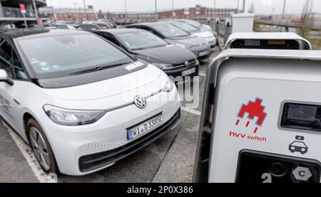 Amburgo, Germania. 03rd Mar, 2023. I veicoli di e-Sharing e di auto-Sharing convenzionali parcheggiano presso l'hub di e-Sharing dell'aeroporto di Amburgo. Credit: Markus Scholz/dpa/Alamy Live News Foto Stock