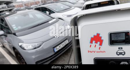 Amburgo, Germania. 03rd Mar, 2023. I veicoli di e-Sharing e di auto-Sharing convenzionali parcheggiano presso l'hub di e-Sharing dell'aeroporto di Amburgo. Credit: Markus Scholz/dpa/Alamy Live News Foto Stock