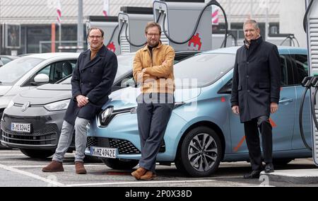 Amburgo, Germania. 03rd Mar, 2023. Henrik Falk (l-r), responsabile di Hochbahn, Anjes Tjarks (Bündnis 90, Grüne), senatore per il cambiamento dei trasporti e della mobilità, e Michael Eggenschwiler, CEO dell'aeroporto, si riuniscono all'apertura del punto di commutazione hvv 100th sull'hub di condivisione elettronica dell'aeroporto di Amburgo. Credit: Markus Scholz/dpa/Alamy Live News Foto Stock