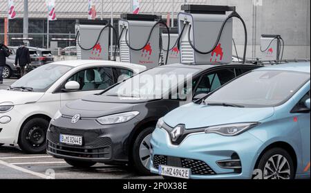 Amburgo, Germania. 03rd Mar, 2023. I veicoli di e-Sharing e di auto-Sharing convenzionali parcheggiano presso l'hub di e-Sharing dell'aeroporto di Amburgo. Credit: Markus Scholz/dpa/Alamy Live News Foto Stock