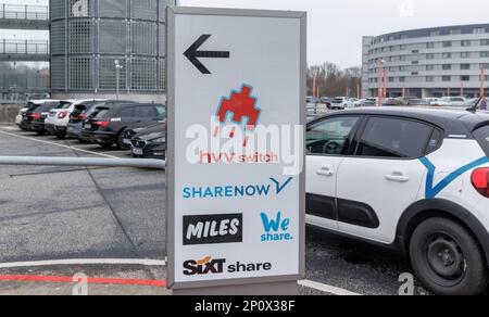 Amburgo, Germania. 03rd Mar, 2023. I veicoli di e-Sharing e di auto-Sharing convenzionali parcheggiano presso l'hub di e-Sharing dell'aeroporto di Amburgo. Credit: Markus Scholz/dpa/Alamy Live News Foto Stock