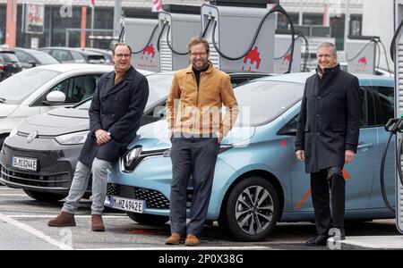 Amburgo, Germania. 03rd Mar, 2023. Henrik Falk (l-r), responsabile di Hochbahn, Anjes Tjarks (Bündnis 90, Grüne), senatore per il cambiamento dei trasporti e della mobilità, e Michael Eggenschwiler, CEO dell'aeroporto, si riuniscono all'apertura del punto di commutazione hvv 100th sull'hub di condivisione elettronica dell'aeroporto di Amburgo. Credit: Markus Scholz/dpa/Alamy Live News Foto Stock