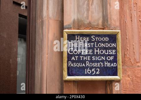 Segnaletica e targa della casa del caffè fuori dalla Jamaica Wine House, aka 'il Jampot', St. Michael's Alley, Cornhill, City of London, EC3V, Inghilterra, REGNO UNITO Foto Stock