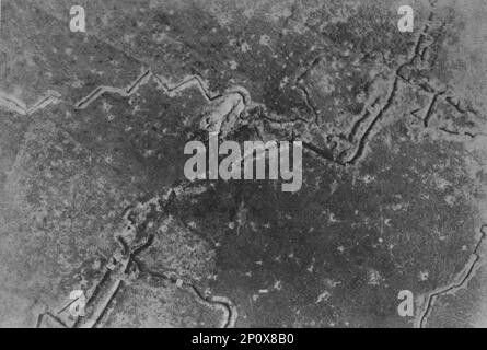 'L'offensive de la Somme; la preparazione d'une bataille: L'attaque du 1er juillet 1916 observee d'un aereo; Tranchee allemande a un chilometro au Sud-Ouest de Fay, franchie par nos troupes. On voit nettement la progression des hommes groupes ou isoles, qu'eclaire le soleil ; leur ombre se projette derriere eux, vers l'Ouest', 1916. Da "Collection de la Guerre IV. L'Illustrazione Tome CXLVIII. La Guerre Juillet, Aout, Settembre, Ottobre, Novembre, Dicembre 1916". Foto Stock