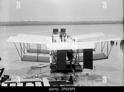 Biplano sperimentale Tandem su Potomac incorporante i principi di Langley, 1917. Collegato a Samuel Pierpont Langley, Segretario, Smithsonian Institute. Foto Stock