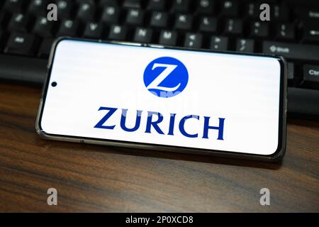 Cina. 28th Feb, 2023. In questa immagine, il logo Zurich Insurance Group viene visualizzato sullo schermo dello smartphone. Credit: SOPA Images Limited/Alamy Live News Foto Stock