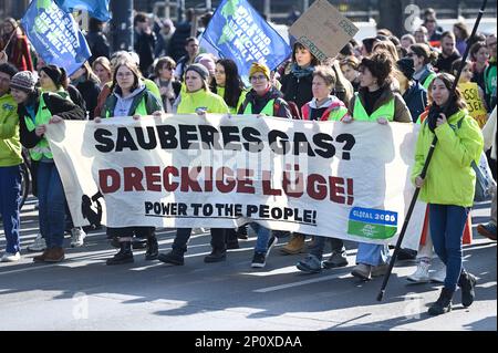 Vienna, Austria. Marzo 03, 2023. Sciopero globale sul clima. Venerdì per il futuro dimostrare a Vienna. Banner lettura 'gas pulito? Credito di Dirty Lie: Franz PERC/Alamy Live News Foto Stock